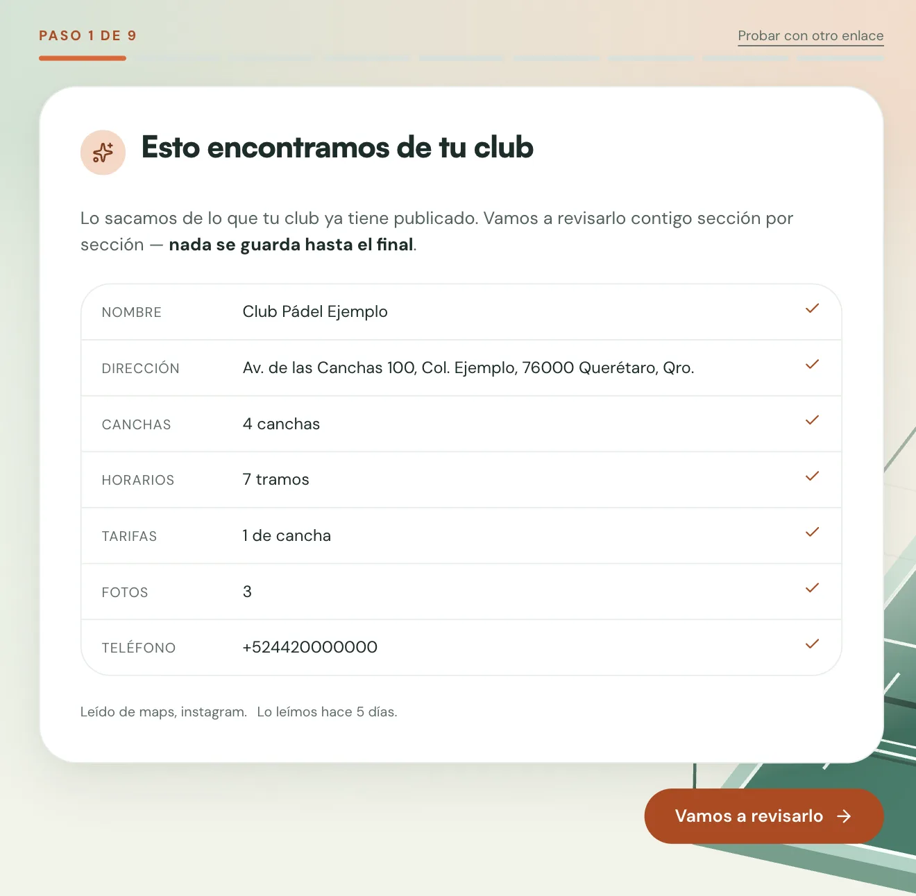 Paso 1 de 9 del alta de club: «Esto encontramos de tu club», con nombre, dirección, 4 canchas, 7 tramos de horario, 1 tarifa, 3 fotos y teléfono, cada renglón con su palomita.