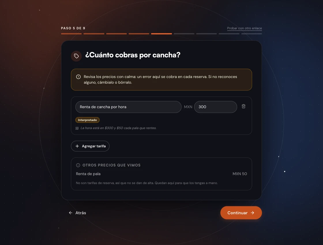 Paso 5 de 9 del alta de club: la pregunta «¿Cuánto cobras por cancha?» con una tarifa de renta de cancha por hora en 300 pesos. La tarifa lleva una insignia que dice «Interpretado» y, debajo, la frase de la que se sacó: «La hora está en $300 y $50 cada pala que rentes».